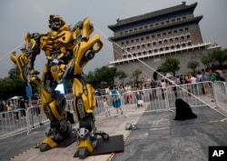 美国电影《 变形金刚4:绝迹重生( "Transformers: Age of Extinction" ) 》中的变形金刚在北京前门前面,这是该影片在中国推销活动的一部分(2014年1月21日)