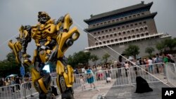 美国电影《 变形金刚4:绝迹重生( "Transformers: Age of Extinction" ) 》中的变形金刚在北京前门前面,这是该影片在中国推销活动的一部分(2014年1月21日) 。 本片全球票房超過11亿美元,其中中国收入超过3亿美元,全球最高。而《变形金刚:最后的骑士》的北美票房不景气,但在中国却非常卖座。