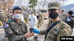 美国与韩国军人联合应对新型冠状病毒(美国陆军2020年3月13日照片)