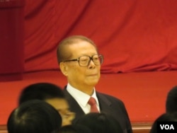 江泽民进入北京人民大会堂庆祝国庆65周年(2014年9月30日,美国之音东方拍摄)