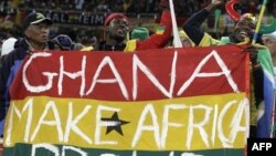 Cổ động viên bóng đá châu Phi với biểu ngữ "Ghana làm rạng danh Phi châu" tại World Cup 2010 Nam Phi (ảnh tư liệu ngày 23 tháng 6, 2010)