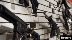 全国步枪协会(NRA)一次年会和枪展上陈列的攻击步枪(2009年资料照)