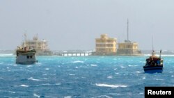 Tàu thuyền đánh cá của ngư dân Việt Nam gần đảo Đá Tây thuộc quần đảo Trường Sa, ngày 5 tháng 1, 2013.