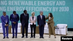 资料照:美国副总统哈里斯(右一)在迪拜出席联合国气候变化大会期间与瓦努阿图副总理纳瓦鲁(左一)等太平洋岛国领导人合影。(2023年12月2日)