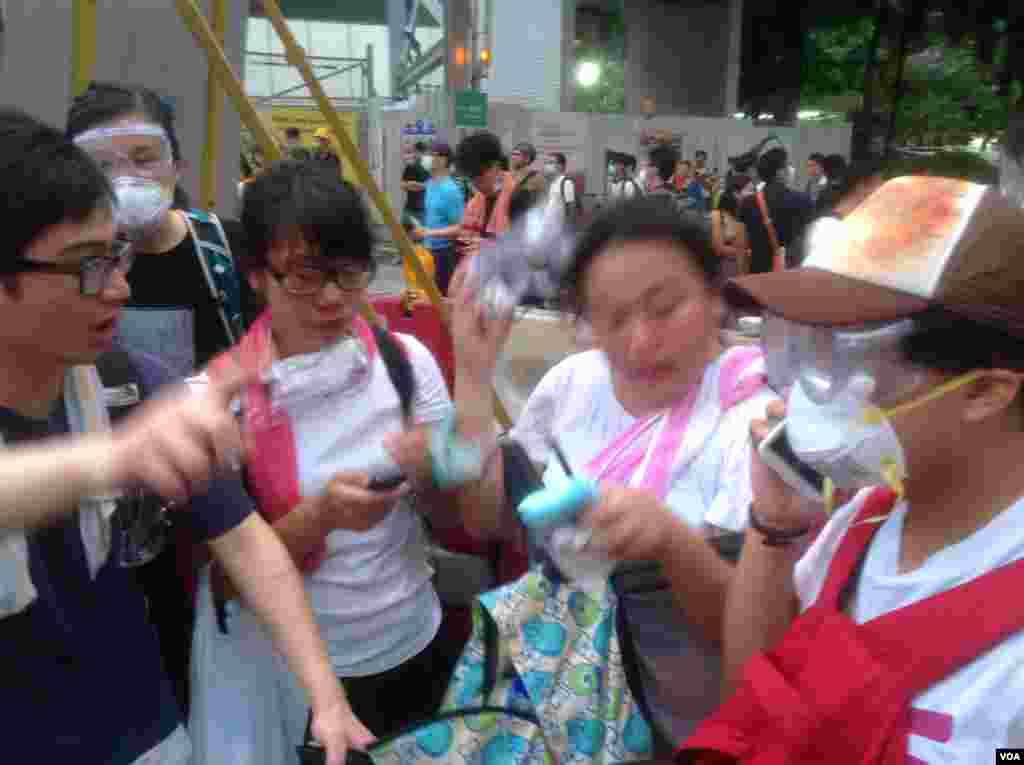 港人声援占中抗拒警方封锁中环金钟多处瘫痪(美国之音海彦拍摄)