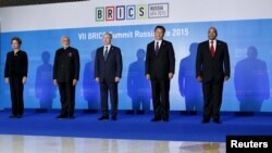 从左至右:巴西总统罗塞夫,印度总理莫迪,俄罗斯总统普京,中国国家主席习近平和南非总统祖马在俄罗斯城市乌法举行的金砖五国峰会上合影。 (2015年7月9日)