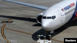 Một máy bay của Malaysia Airlines trên đường băng tại Sân bay Quốc tế Kuala Lumpur ở Sepang, ngày 19 tháng 7, 2014.