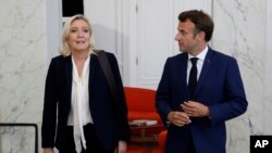 马克龙曾二度在选举中击败勒庞,不过这一次的议会选举,勒庞的极右翼势力极可能进入政府。图为2022 年6月21日,马克龙在巴黎爱丽舍宫会见勒庞。