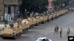 Binh sĩ và xe bọc thép của quân đội Ai Cập tiến vào Quảng trường Tahrir ở Cairo.