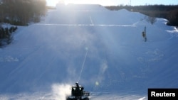 北京的云顶滑雪场是2022北京冬奥单板滑雪和自由式滑雪比赛的场地。(路透社,2022年1月15日)