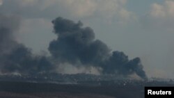 23일 이스라엘 군의 공습 이후 레바논 남부 티레 지역에서 연기가 피어오르고 있다.