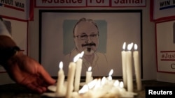 几个保护记者与新闻自由的组织为被谋杀的记者卡舒吉举行烛光悼念会。(2019年10月2日)
