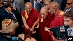 西藏流亡精神领袖达赖喇嘛2024年6月23日抵达纽约下榻酒店时,支持者向他致意。