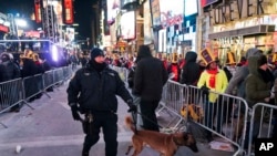 纽约一名警察牵着警犬在时报广场巡逻。(2017年12月31日)