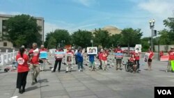 ME/CFS患者及活动人士在卫生与公众服务部门前抗议。(美国之音乔栈拍摄)