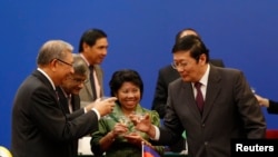 中国财政部长楼继伟(右)在亚洲基础设施投资银行签字仪式上举杯祝酒(2014年10月24日)