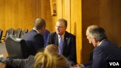 美国亚太事务助理国务卿康达在参议院外委会声援黎智英活动后与黎智英儿子黎崇恩在场边进行谈话。(美国之音记者李逸华拍摄,2024年9月18日)