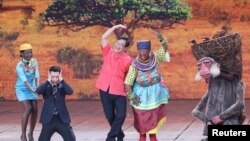 2018年中国央视春晚上的小品《同喜同乐》(2018年2月15日)。 这个小品在网络上引发争议,被指涉嫌种族歧视。小品中,一名中国女演员为此涂黑脸、刻意把臀部弄大扮演黑人。此外,还有一名非洲裔表演者饰演猴子角色。