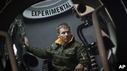 Ông Felix Baumgartner chuẩn bị chuyến bay để thực hiện cú nhảy