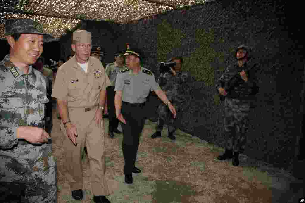 2011年7月12日,美国参谋长联席会议主席马伦抵达杭州的中国军队第一机械化步兵师的演习指挥部