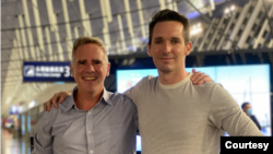 澳广驻京记者比尔·博图斯Bill Birtles(右)与澳大利亚金融评论驻沪记者迈克·史密斯Mike Smith(源自澳广记者博图斯的推特账户)