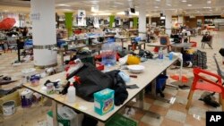 香港理工大学抗议者在校园食堂里留下的个人用品。(2019年11月21日)