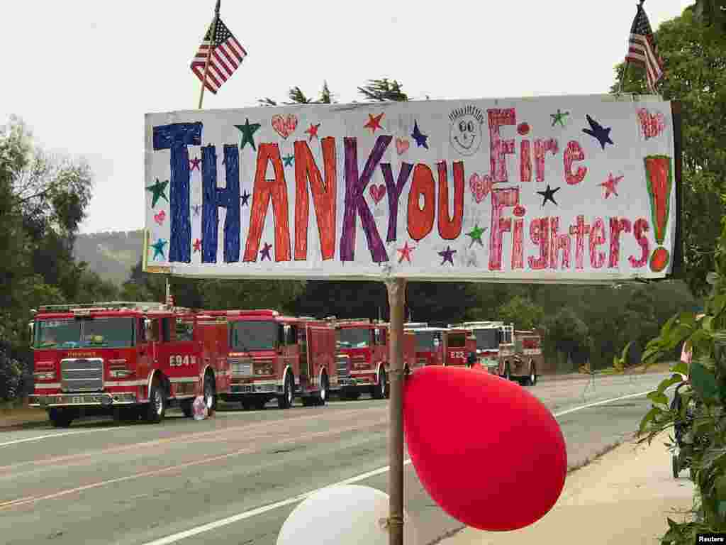 美国加州圣芭芭拉,感谢消防员的标语(2017年7月13日)