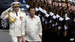 2017年1月6日菲律宾总统(右)与俄罗斯太平洋舰队舰队副指挥官爱德华·米哈伊洛夫为俄国反潜军舰举行到访仪式