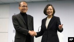 台湾总统当选人蔡英文和他选择的行政院长林全(左)在民进党总部(2016年3月15日)