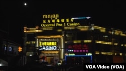 这是位于柬埔寨西哈努克港的一家赌场。由于柬埔寨法律禁止其国人赌博,这些赌场的服务对象主要都是中国人。