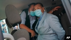 创办当地报纸《苹果日报》的香港媒体大亨黎智英于2020年8月10日星期一在香港家中被警察逮捕。