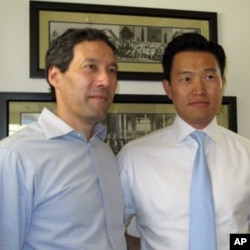 美国研究韩国事务的学者康灿雄(左)和朴约翰