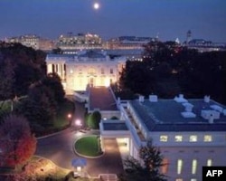 夜幕下的白宫西翼(右下)