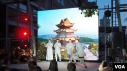 俄罗斯与中国文化交流和商业活动日益活跃。4月份在莫斯科举行的一本两国经贸杂志发行仪式上,大批俄中工商界人士参加,俄罗斯青年表演中国武术。(美国之音白桦拍摄)