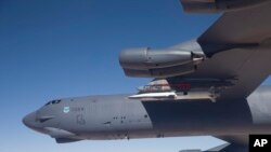 美国空军发布的B-52轰炸机机翼下悬挂的实验性X-51A Waverider超音速无人机。(资料照片)