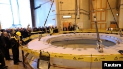 媒体和官员参观伊朗阿拉克的一个核反应堆。(2019年12月23日)