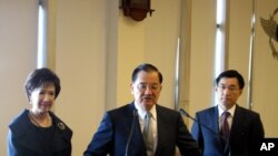 连战与夫人连方瑀启程出席APEC,右为新闻局长江启臣