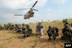 在菲律宾新怡诗夏省,菲律宾士兵与美军士兵参加突击演习