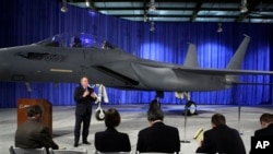 2009年3月17日,波音公司在美国华盛顿州的圣路易斯为F-15“无声鹰”战斗机揭幕。这种战机是F-15“打击鹰”的升级改进型,容纳了隐形技术。