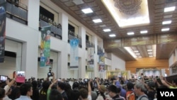 不少中国游客抢拍马英九总统(美国之音张永泰拍摄)