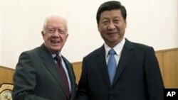 中共领导人习近平(右)2012年12月13日同到访的美国前总统卡特在中南海坐下来举行会谈之前，握手