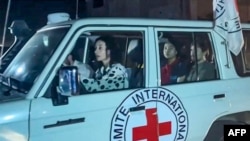 视频截图显示国际红十字会的车辆据报载着哈马斯释放的人质穿过拉法口岸驶向埃及。(2023年11月24日)