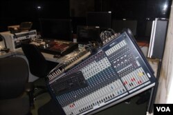 香港立法会同声传译室调音台被人无端掀起 (美国之音记者申华拍摄)