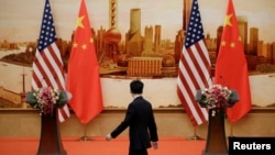 2018年6月14日，美国国务卿蓬佩奥和中国外交部长王毅在北京人民大会堂举行联合新闻发布会前后的会场有两国国旗。