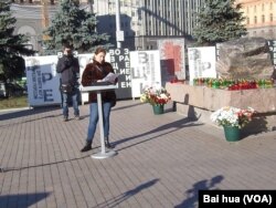 宣读政治迫害遇难者的姓名,每份名单有5名遇难者 (美国之音白桦拍摄)