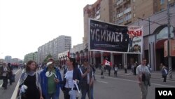 普京当局害怕颜色革命和民众示威。2012年5月普京就职总统前夕莫斯科市中心的大规模反政府示威。示威者手举抨击普京政府腐败的标语。(美国之音白桦拍摄)