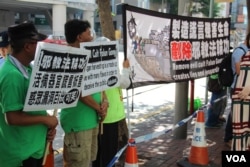 香港反法轮功组织青年关爱协会在会场外