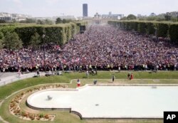 世界杯决赛前,法国足球队的支持者聚集在巴黎的战神广场上(2018年7月15日)