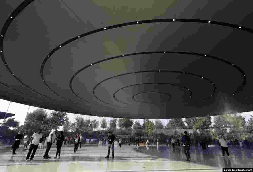 人们来到加利福尼亚州新苹果园区的史蒂夫·乔布斯剧院参加新产品发布会。