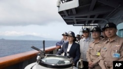 台湾总统蔡英文(左二)在海军苏澳基地视察台湾海军。(2018年4月13日)